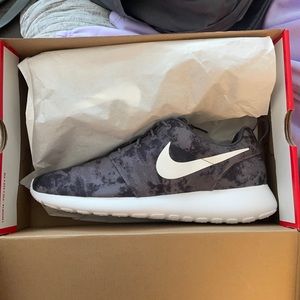 Brand New Mens Nike Roshe